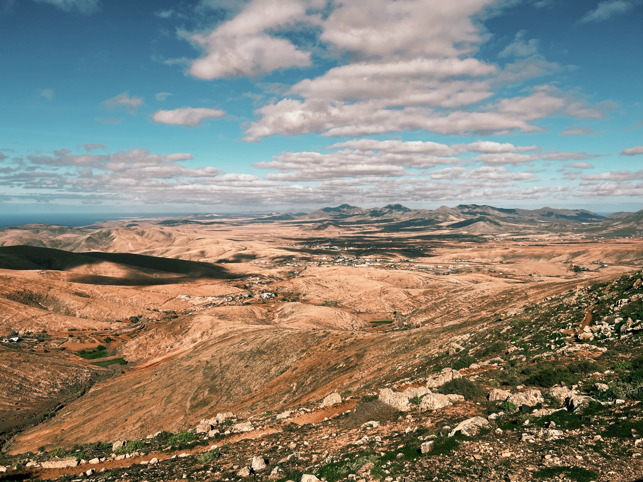 View from hiking route to Morro de Velosa over Fuerteventura‘s inland and coast line