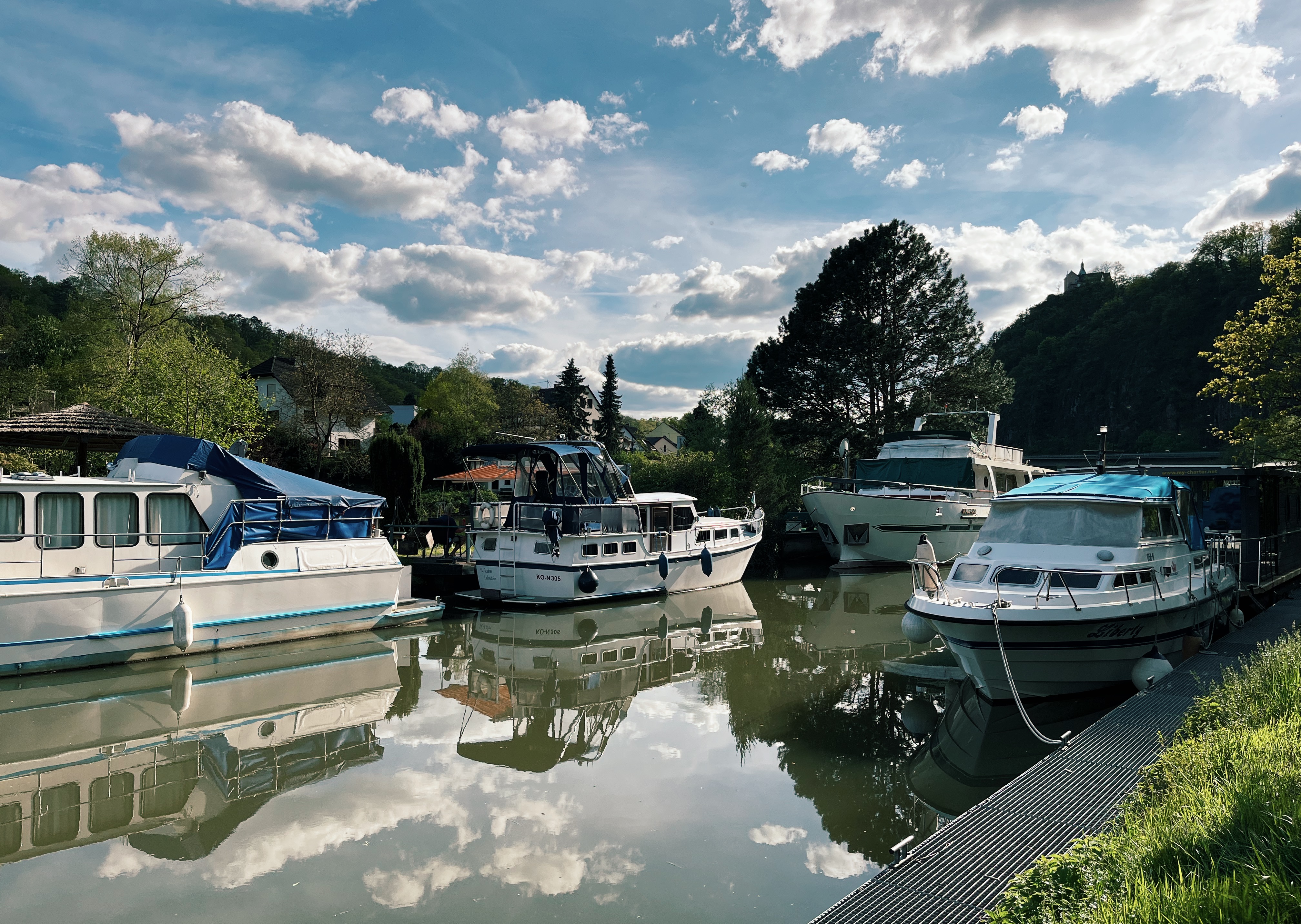 boats-at-Lahn-river-on-the-rheinsteig-hiking-trail-in-germany